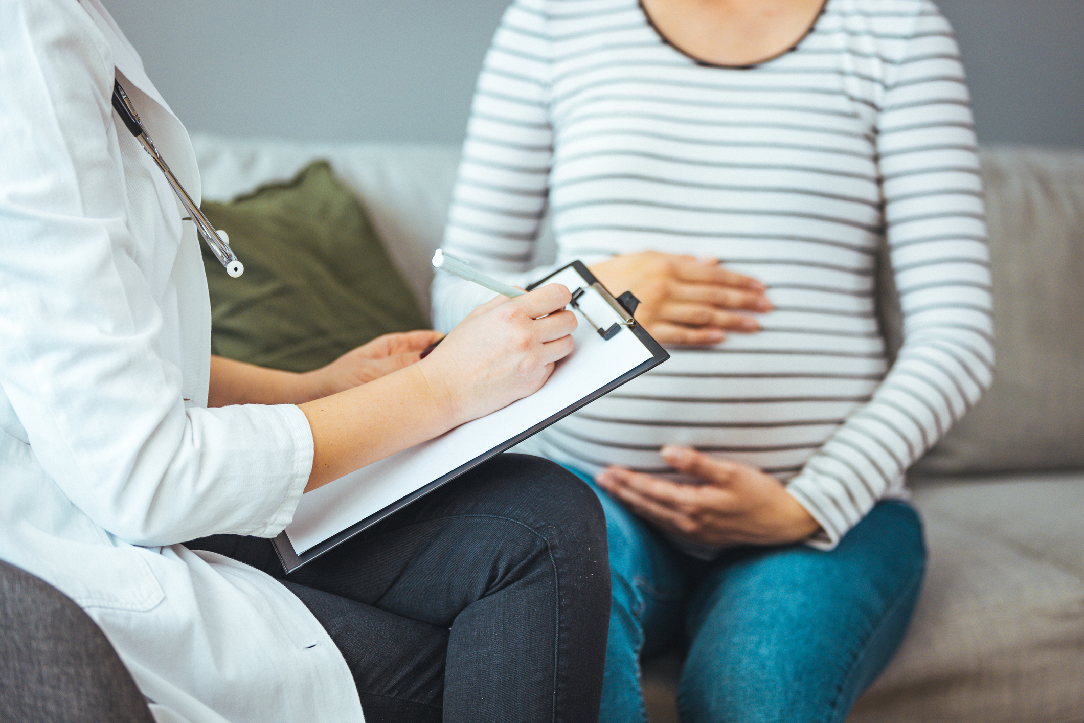 A clinician with a pregnant patient